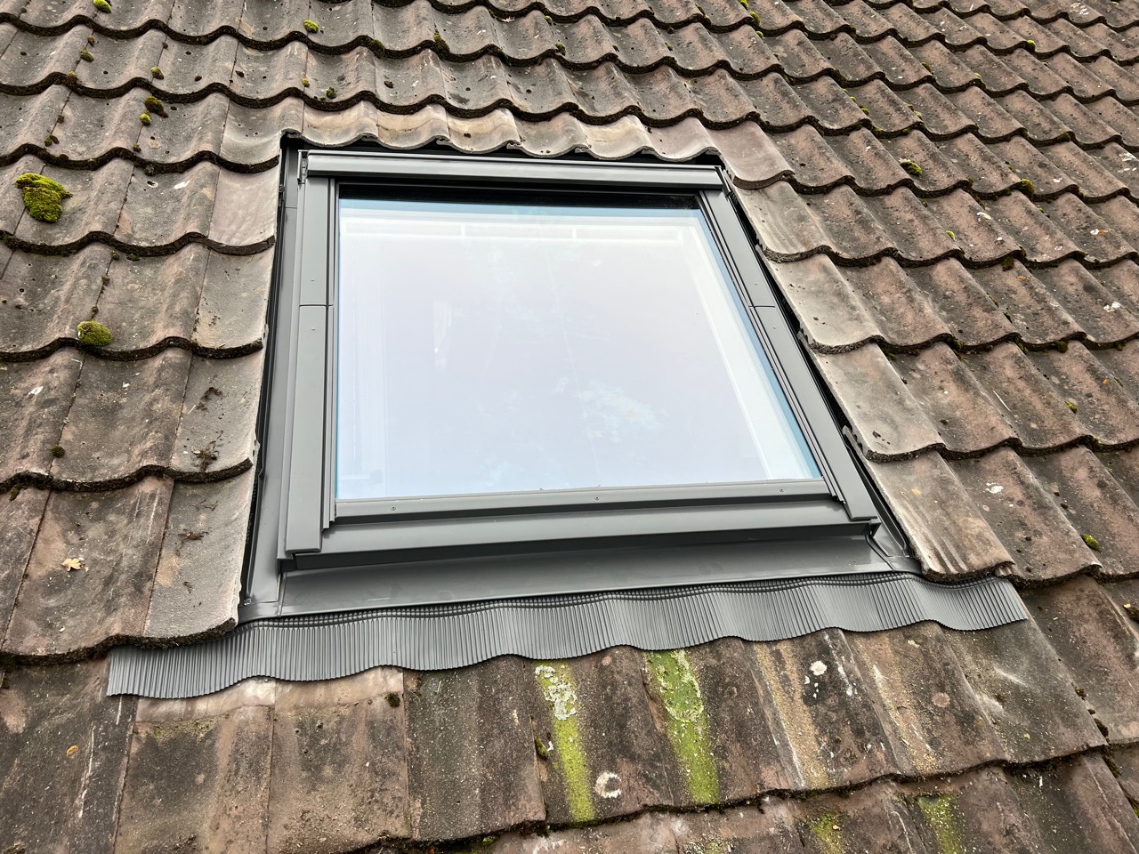 Eingebautes Dachfenster mit sauberem Anschluss an die Dachziegel
