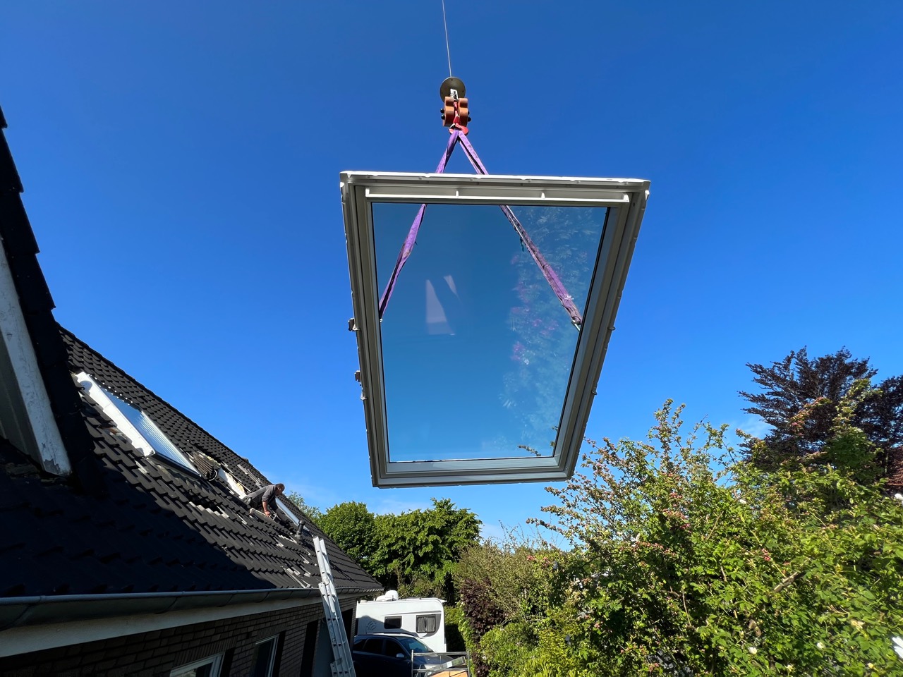 Dachfenster wird mit dem Kran eingehoben