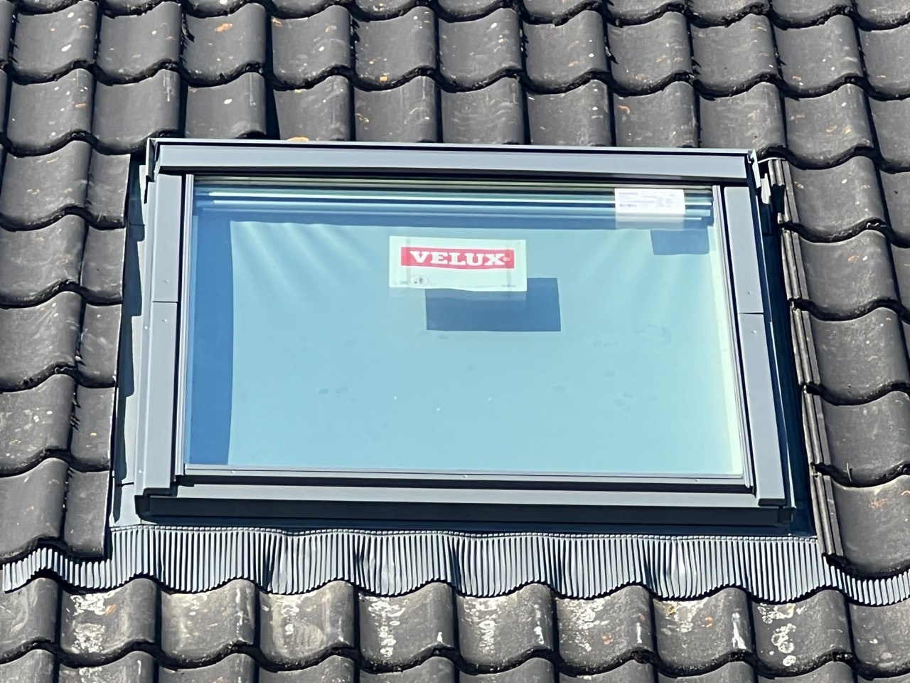 Fertiges Dachfenster mit Eindeckrahmen und Bleisch&uuml;rze