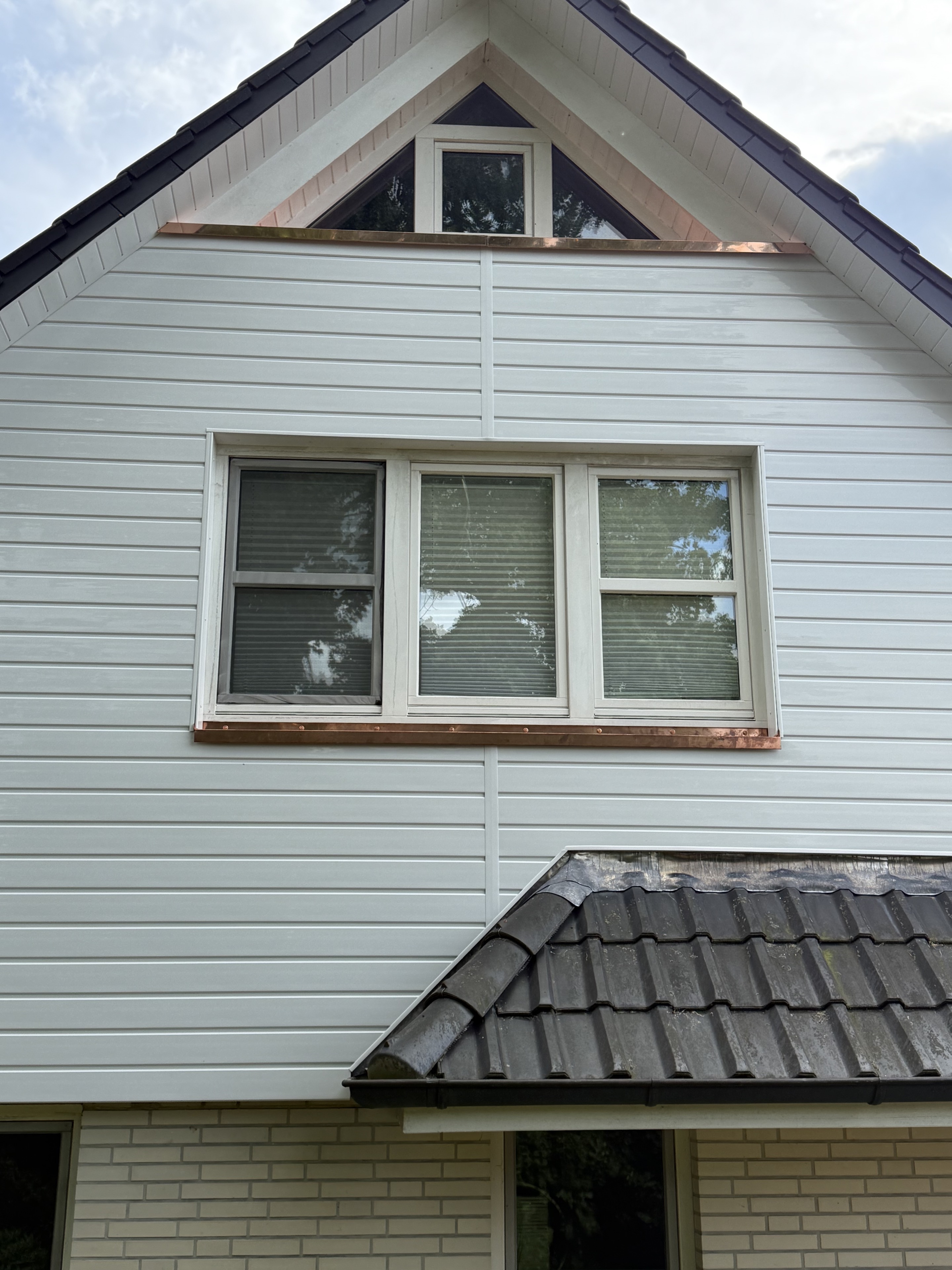 Detail der fertigen Fassadenpaneele am Fenster