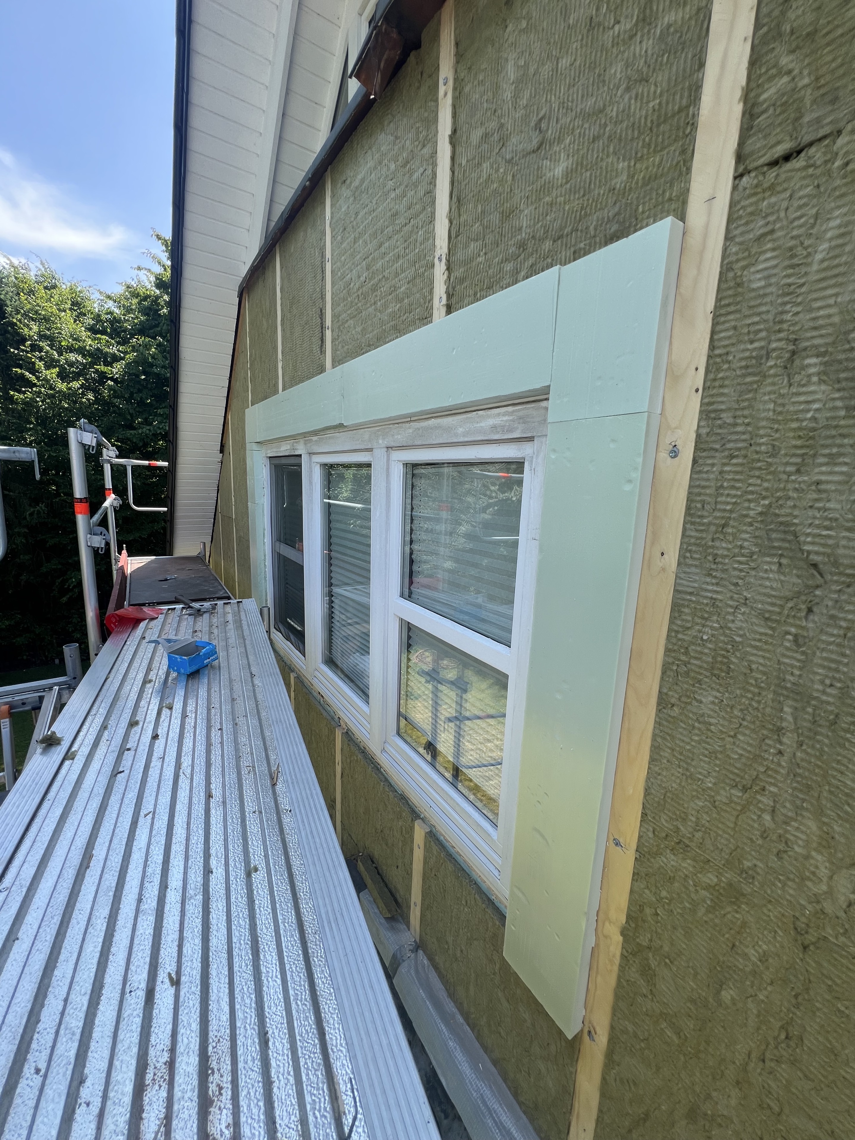Vorbereitung der Fassadensanierung mit D&auml;mmung am Fenster
