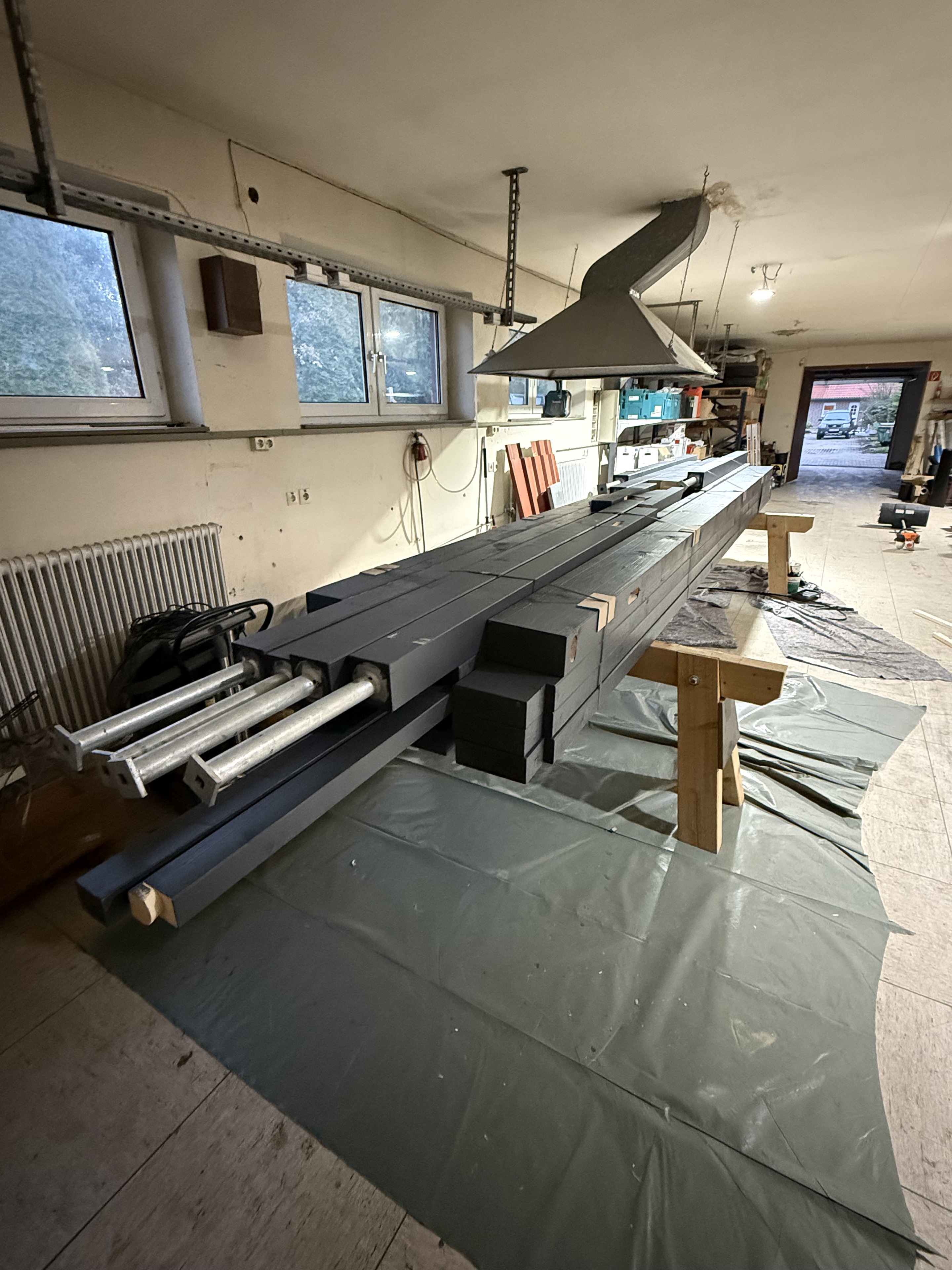 Anthrazit gestrichene Holzbalken f&uuml;r den Carport
