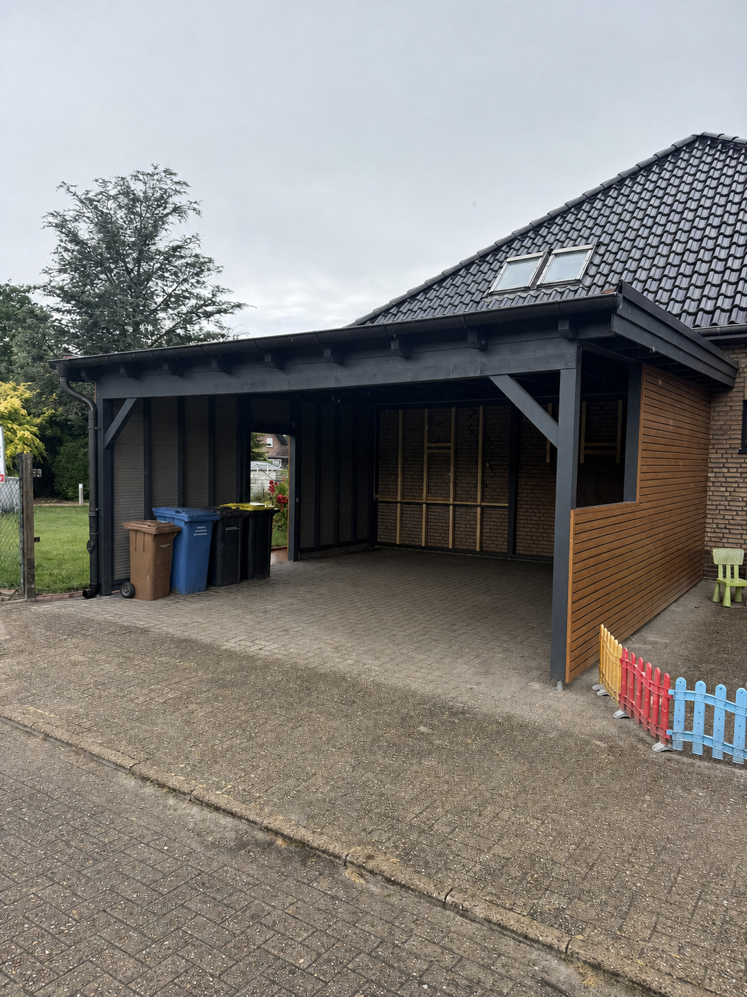Doppel-Carport mit seitlicher Holzverkleidung ohne Auto