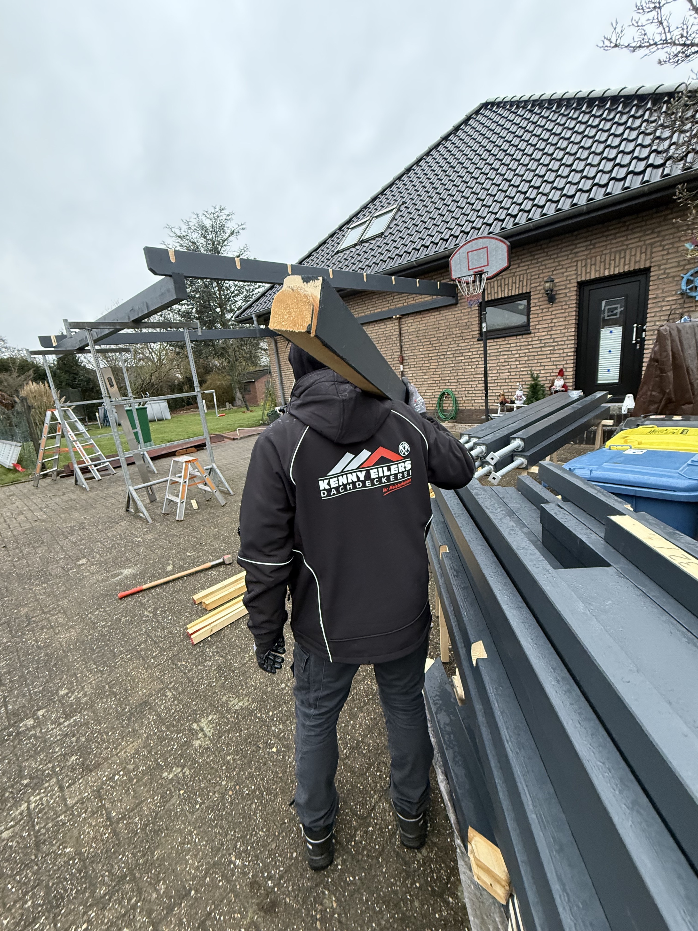 Montage der anthrazitfarbenen Carport-Konstruktion