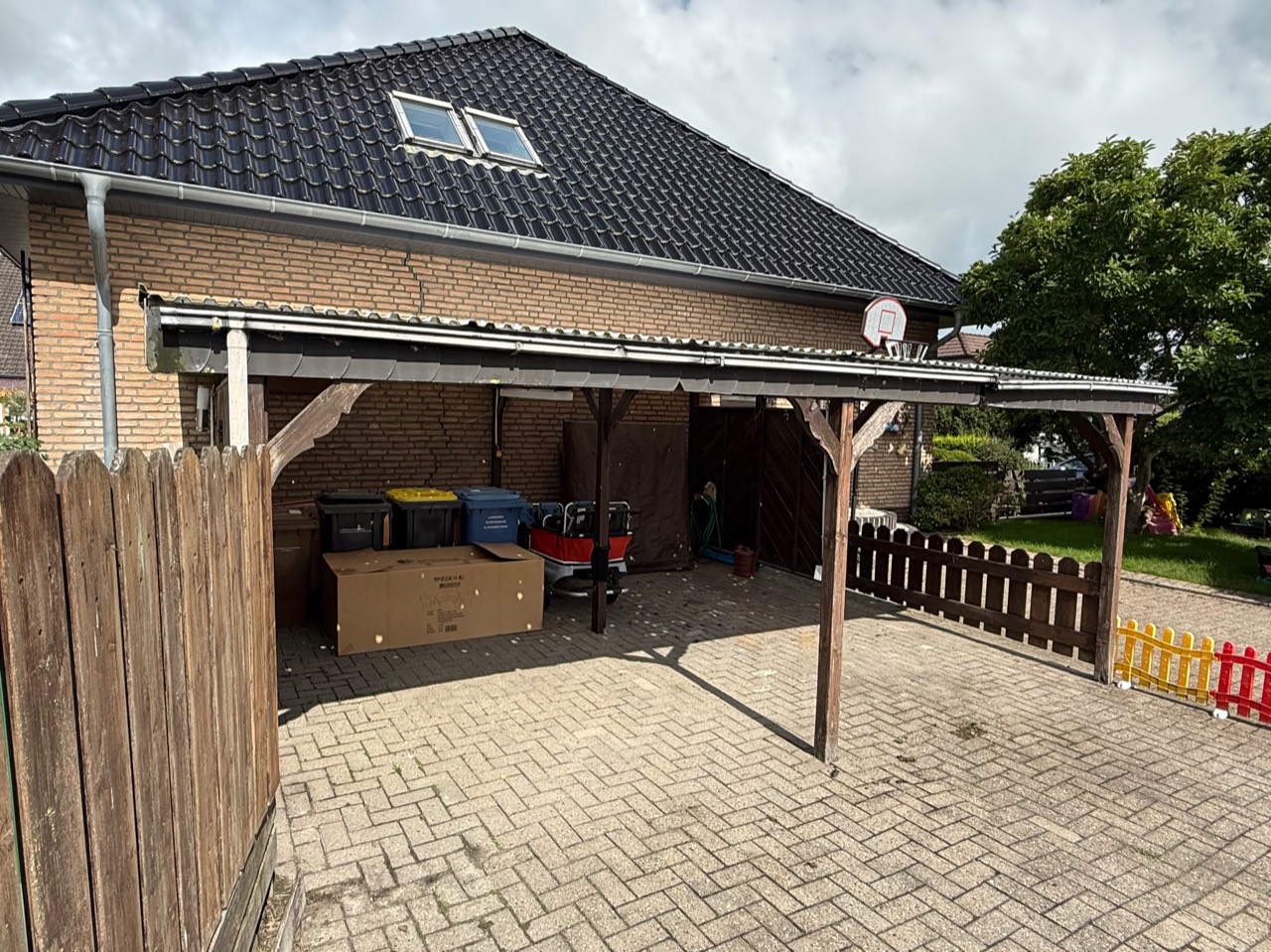 Alter Carport vor dem Umbau