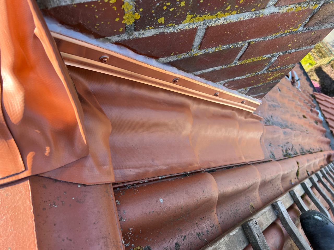 Detail des erneuerten Kaminanschlusses mit Anschlussprofil