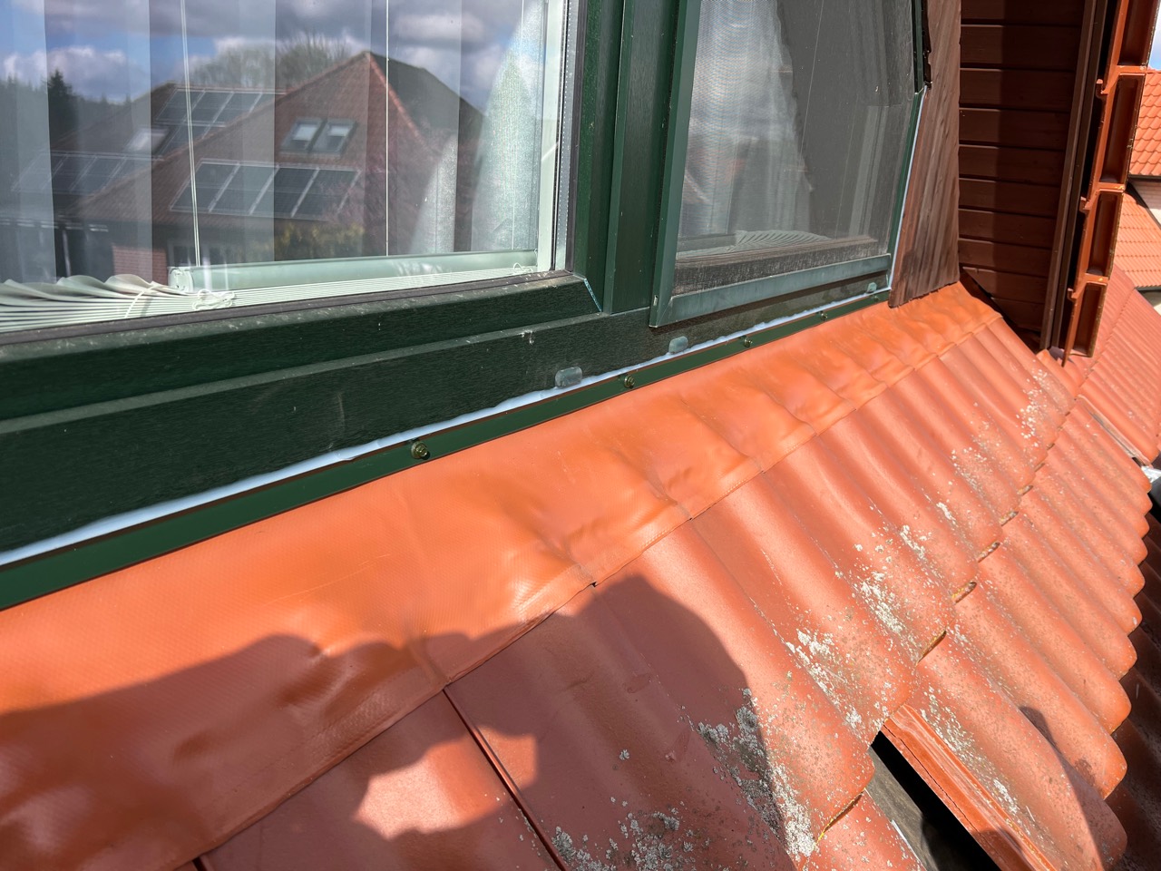 Neu ausgef&uuml;hrter Waka-Flex-Anschluss unterhalb der Gaubenfenster