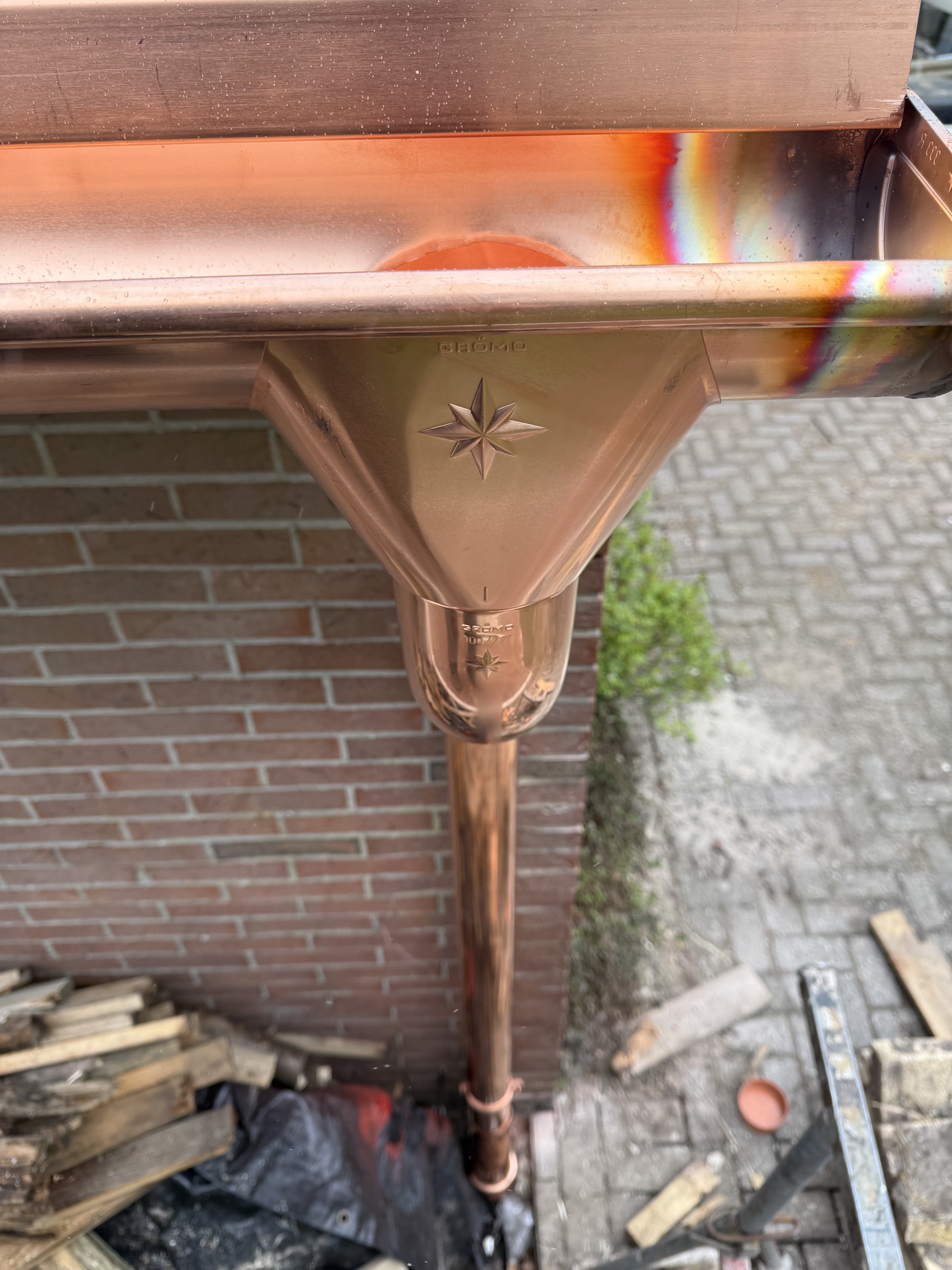 Kupferne Dachrinne mit Einlauf und Fallrohr