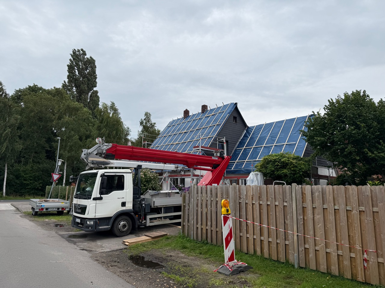 Steildach mit Unterdeckbahn und Kran w&auml;hrend der Sanierung