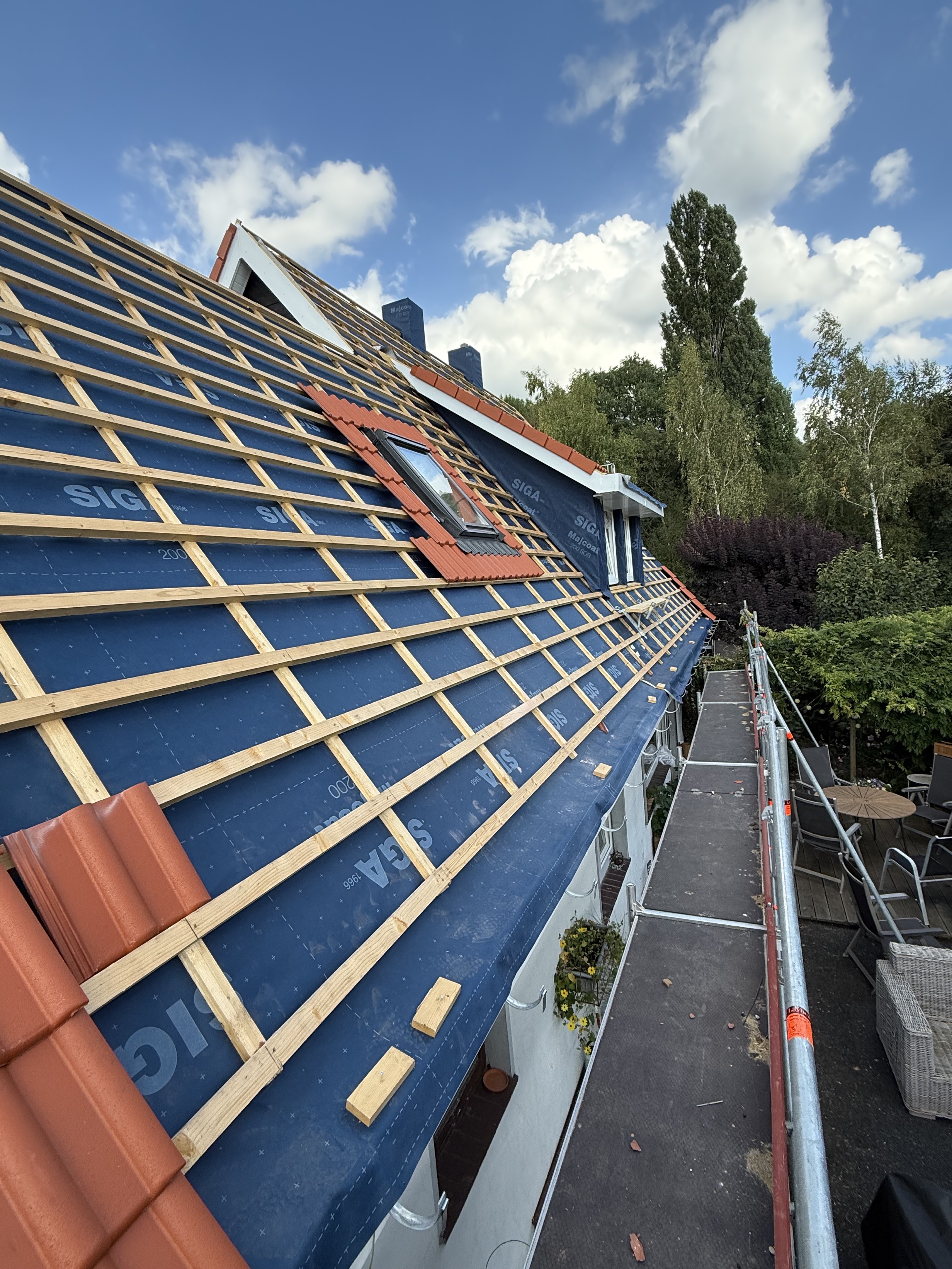 Steildach mit Lattung und eingebundenem Dachfenster