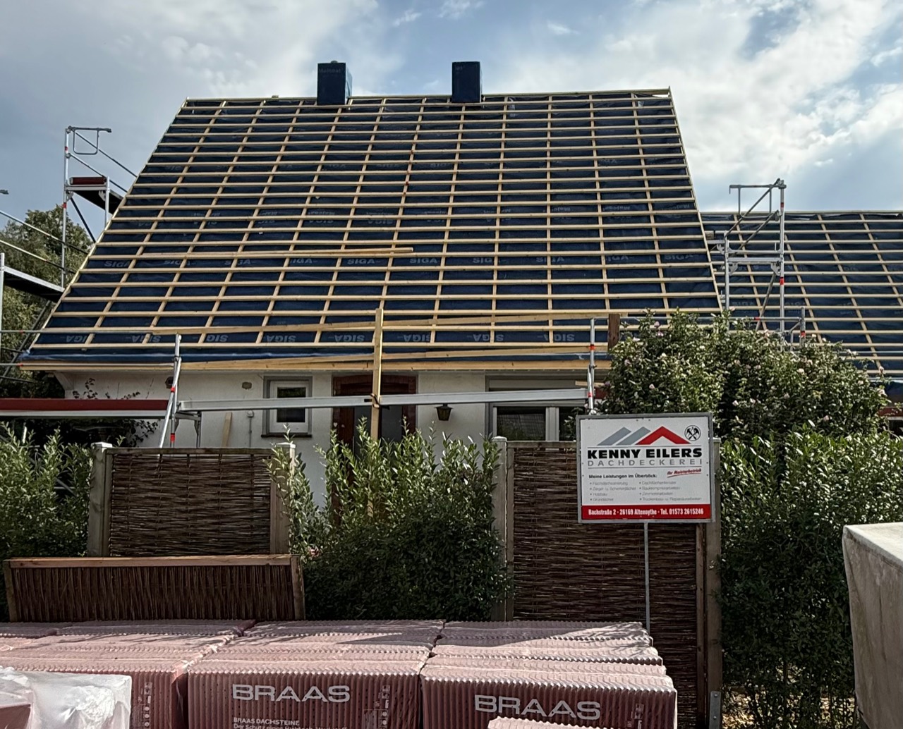 Lattung auf dem Steildach mit bereitgestellten Dachziegeln